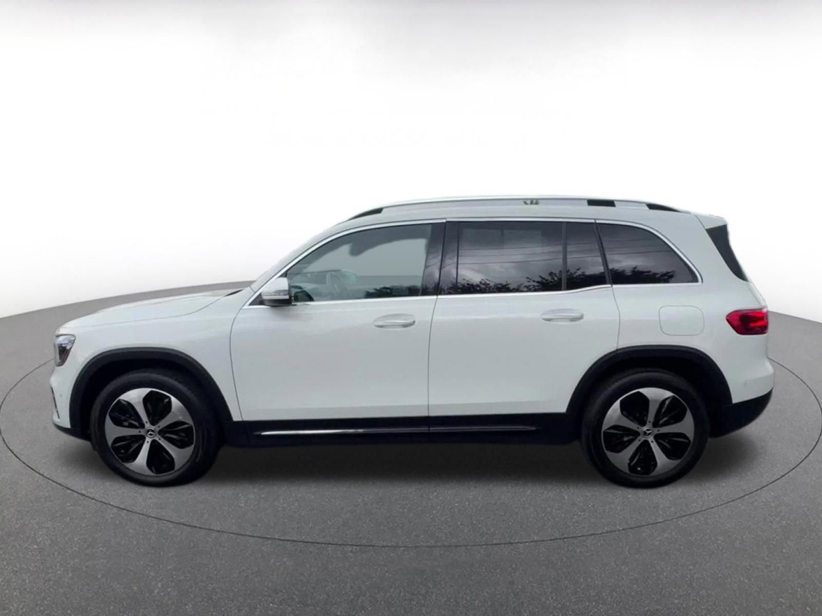 Used 2025 Mercedes-Benz GLB 250 4MATIC image 9