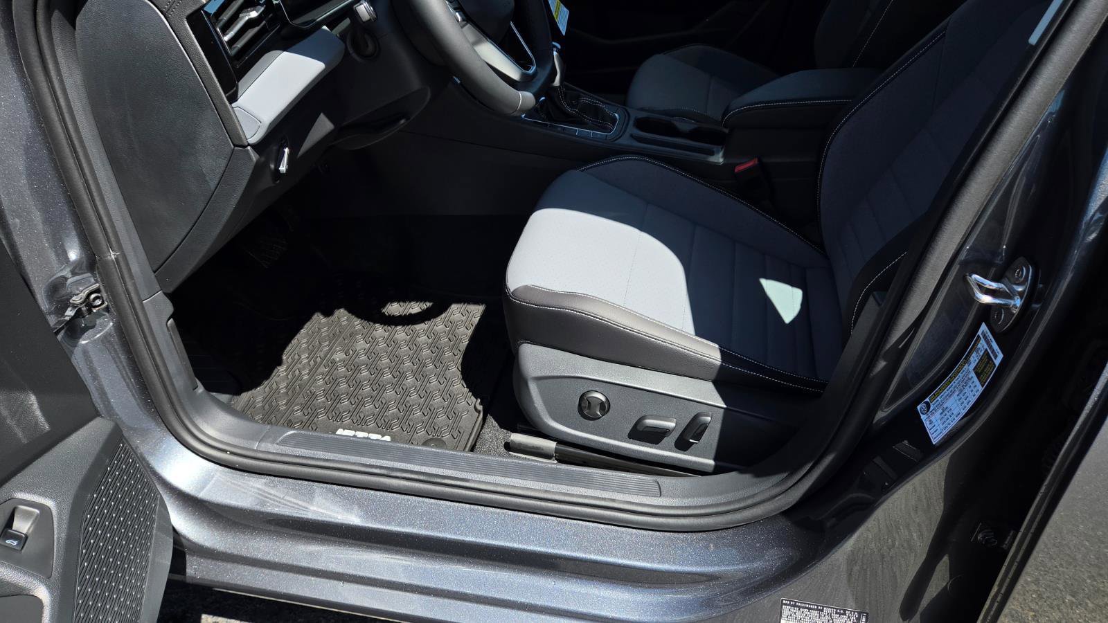 Used 2026 Volkswagen Jetta SE FWD image 19