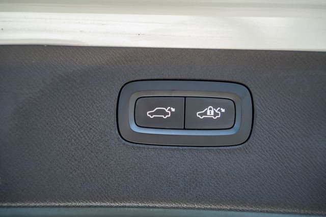 Certified 2022 Volvo XC90 T6 Momentum w/ Climate Package image 11