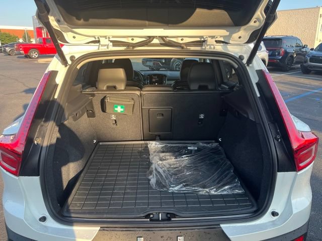 Used 2025 Volvo XC40 B5 Core w/ Protection Package Premier AWD/4WD image 9