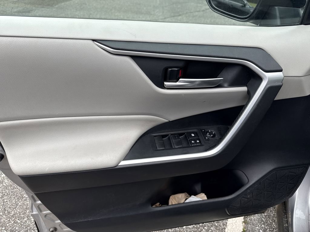 Used 2020 Toyota RAV4 XLE image 10