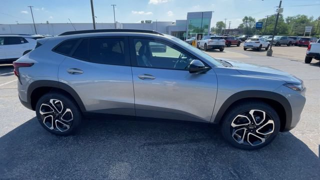 New 2026 Chevrolet Trax RS w/ Sunroof Package FWD image 3