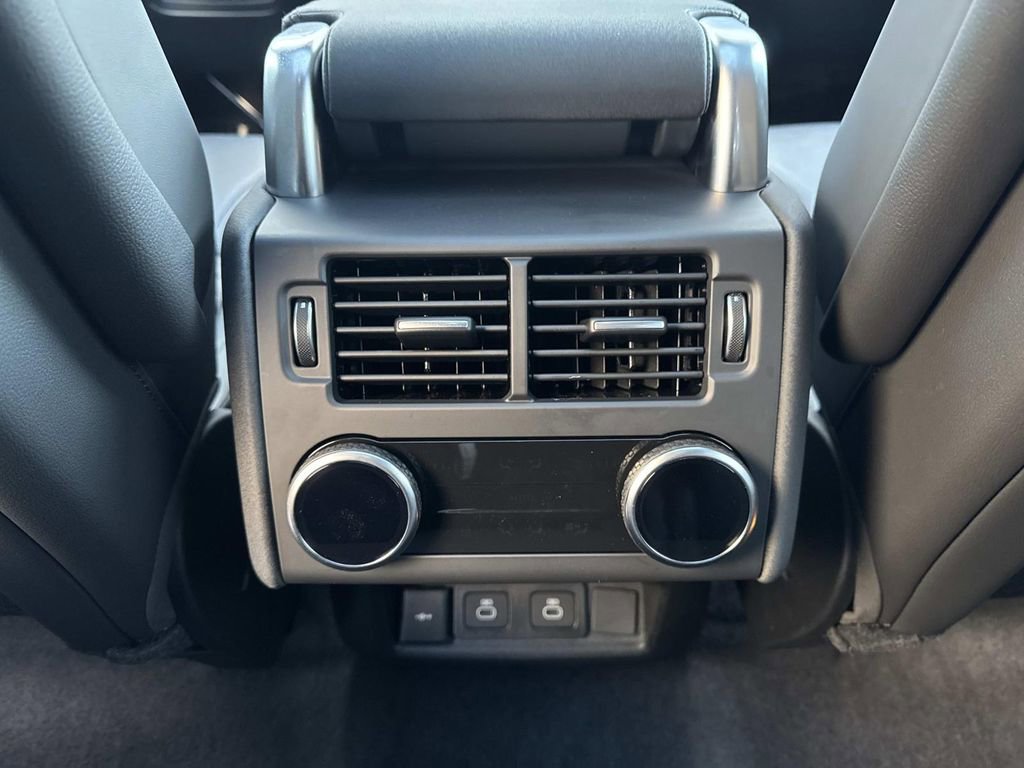Used 2025 Land Rover Discovery S image 17