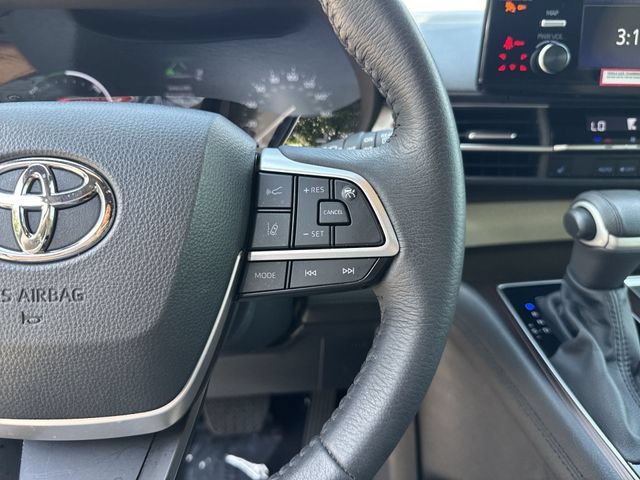 Used 2024 Toyota Sienna XLE FWD image 18