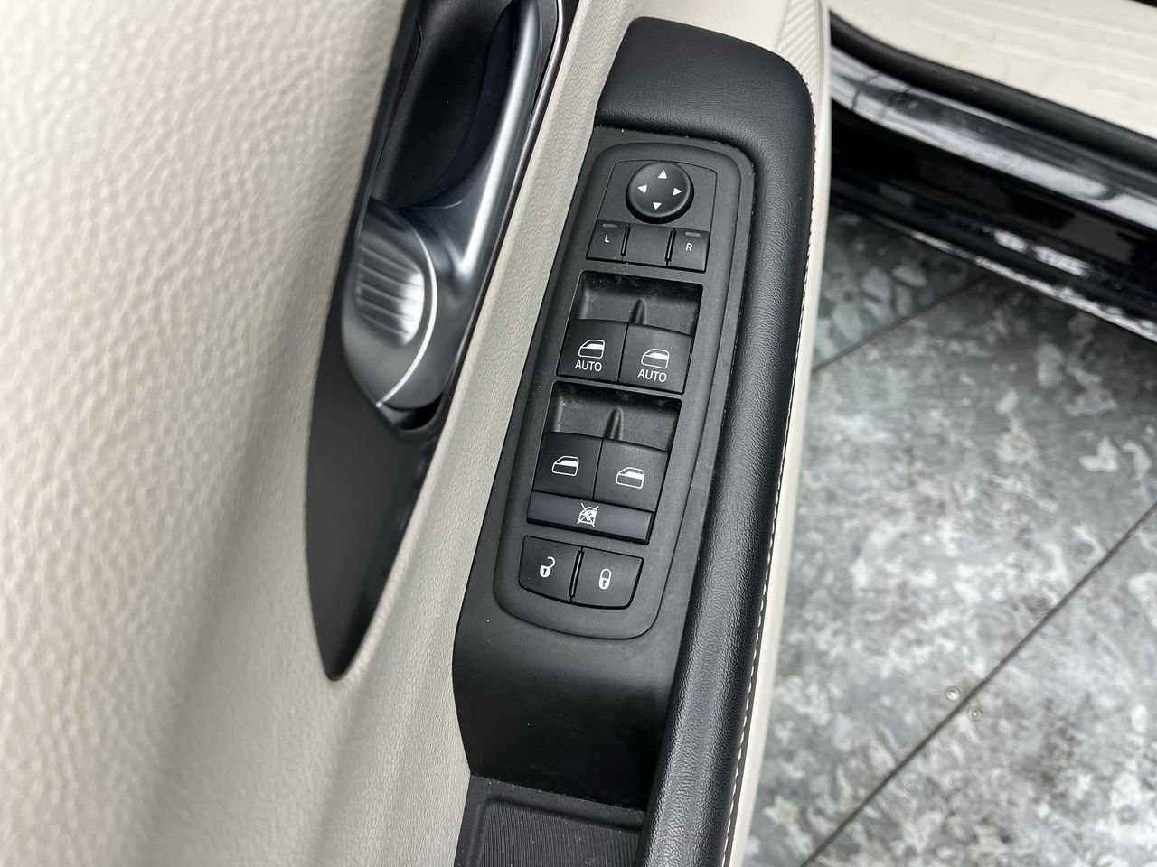Used 2024 Chrysler Pacifica Touring-L FWD image 7