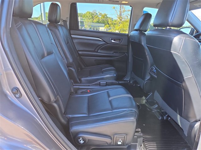 Used 2018 Toyota Highlander SE image 15