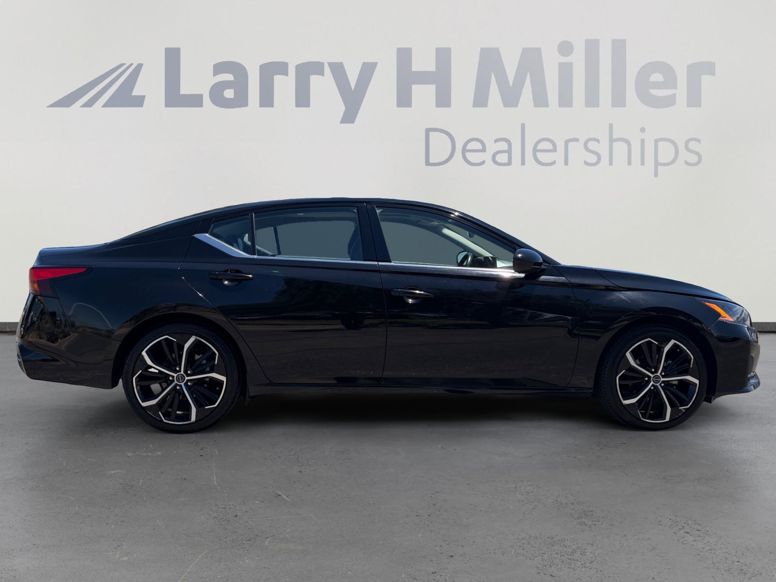 Used 2024 Nissan Altima 2.5 SR w/ SR Premium Package FWD image 6