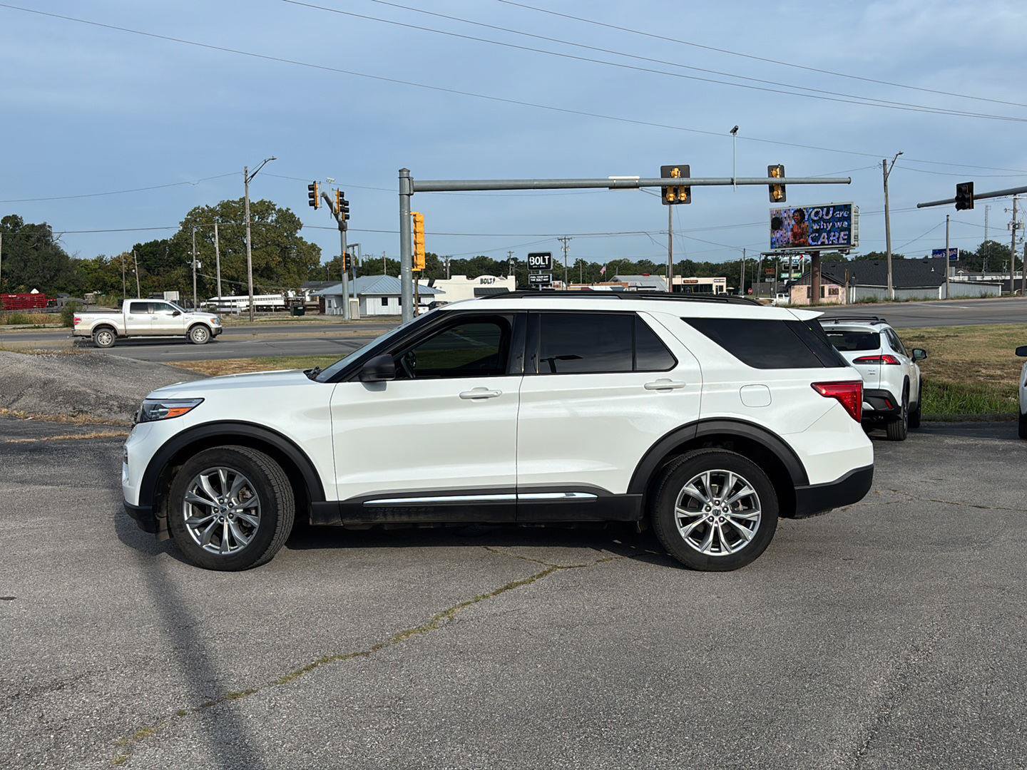 Used 2021 Ford Explorer XLT w/ Equipment Group 202A AWD/4WD image 4