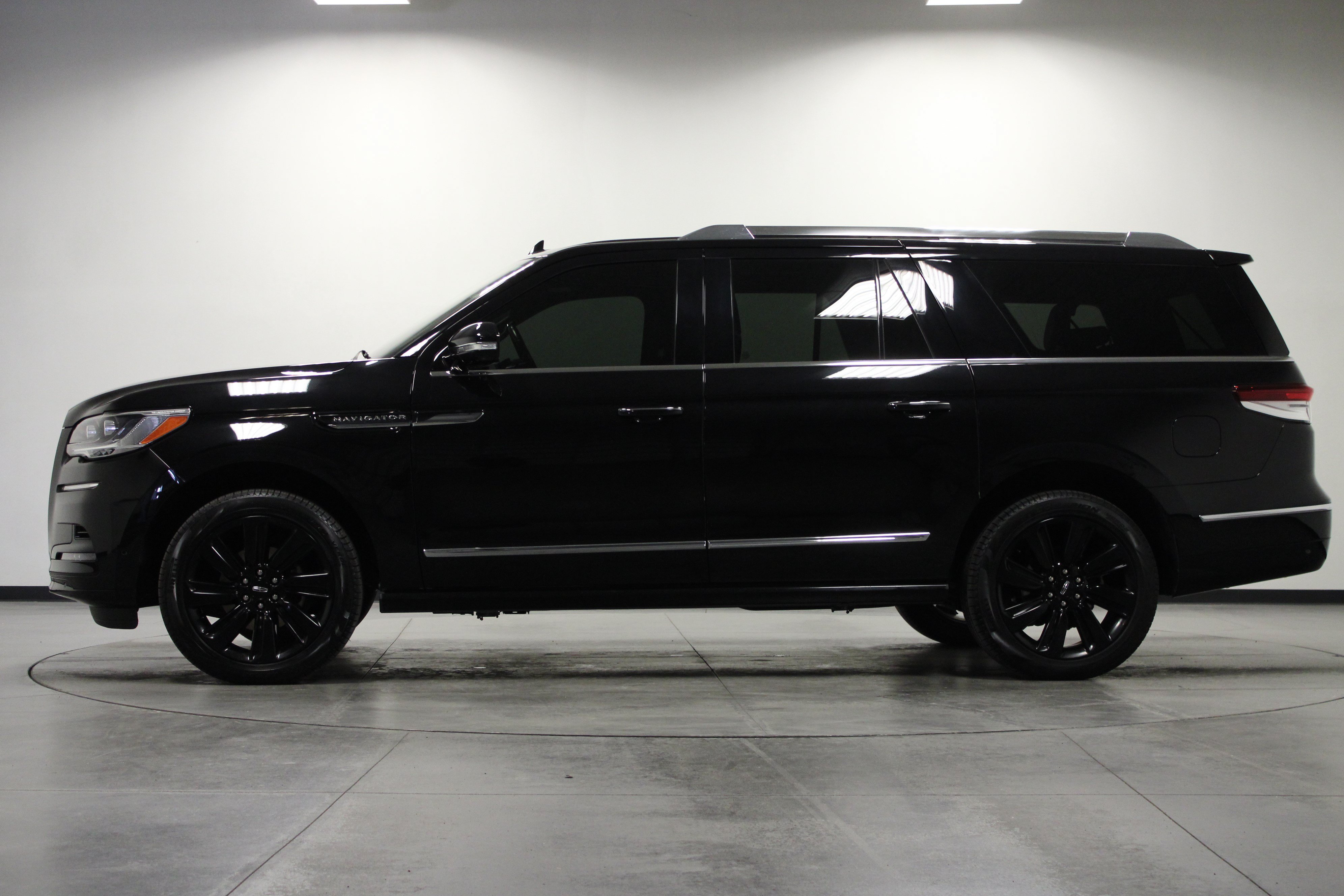 Used 2024 Lincoln Navigator L Reserve w/ Monochromatic Package AWD/4WD image 7
