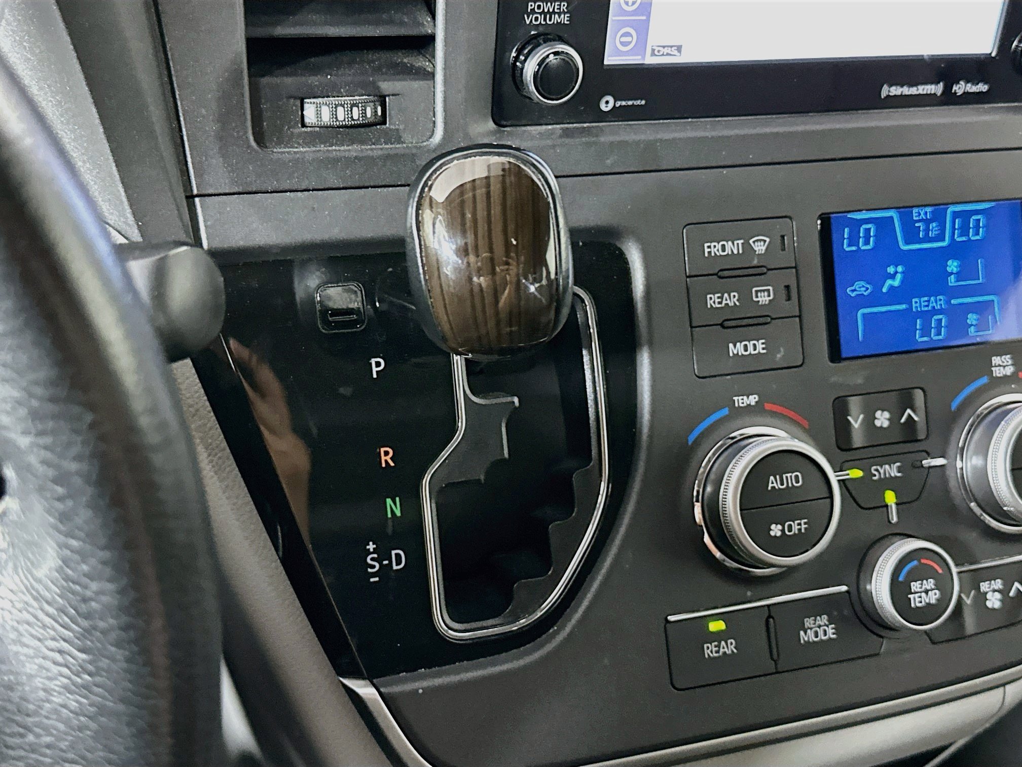 Used 2020 Toyota Sienna XLE Premium FWD image 24