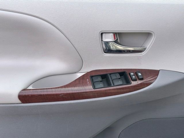 Used 2012 Toyota Sienna XLE image 11