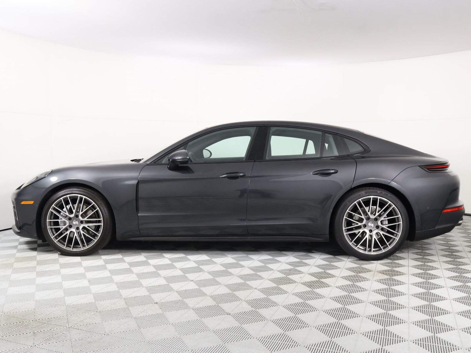 Certified 2024 Porsche Panamera RWD image 2