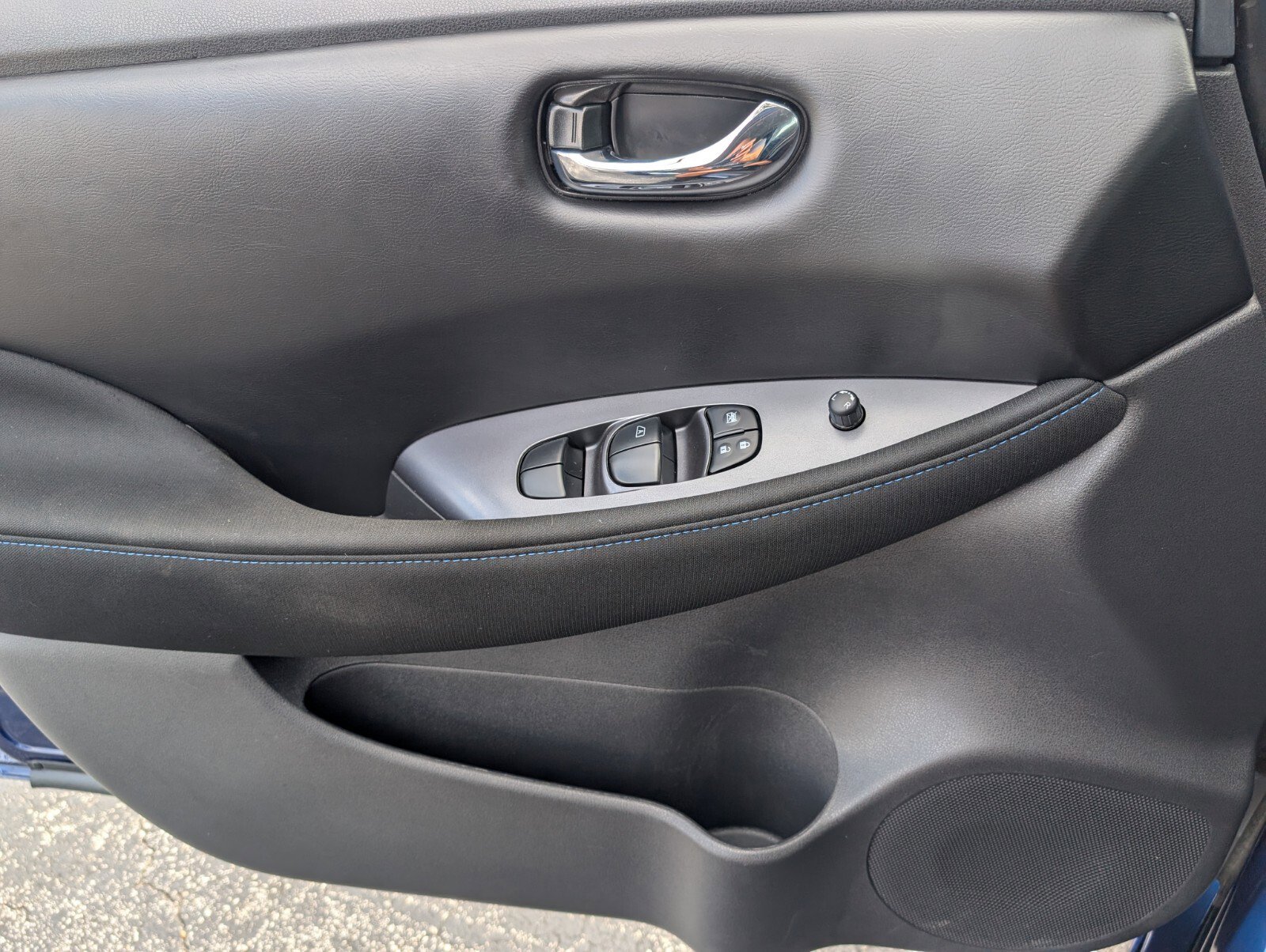 Certified 2025 Nissan Leaf S image 30