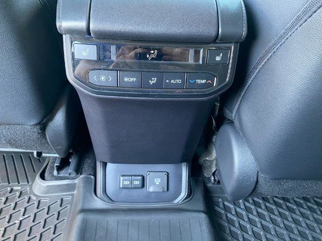 Used 2024 Toyota Highlander Platinum image 30