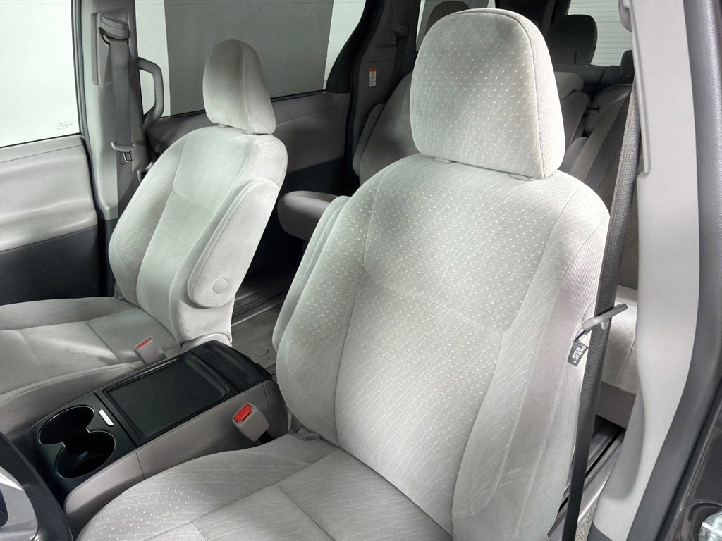 Used 2018 Toyota Sienna LE FWD image 13