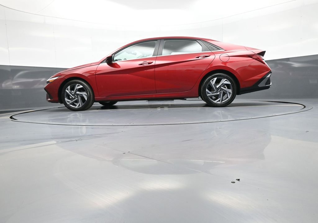 Certified 2025 Hyundai Elantra SEL image 32