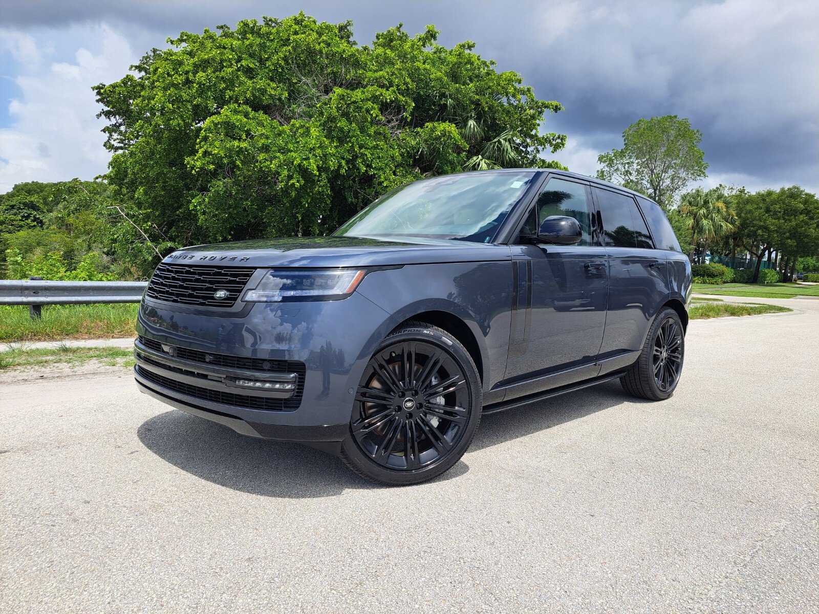 New 2025 Land Rover Range Rover SE