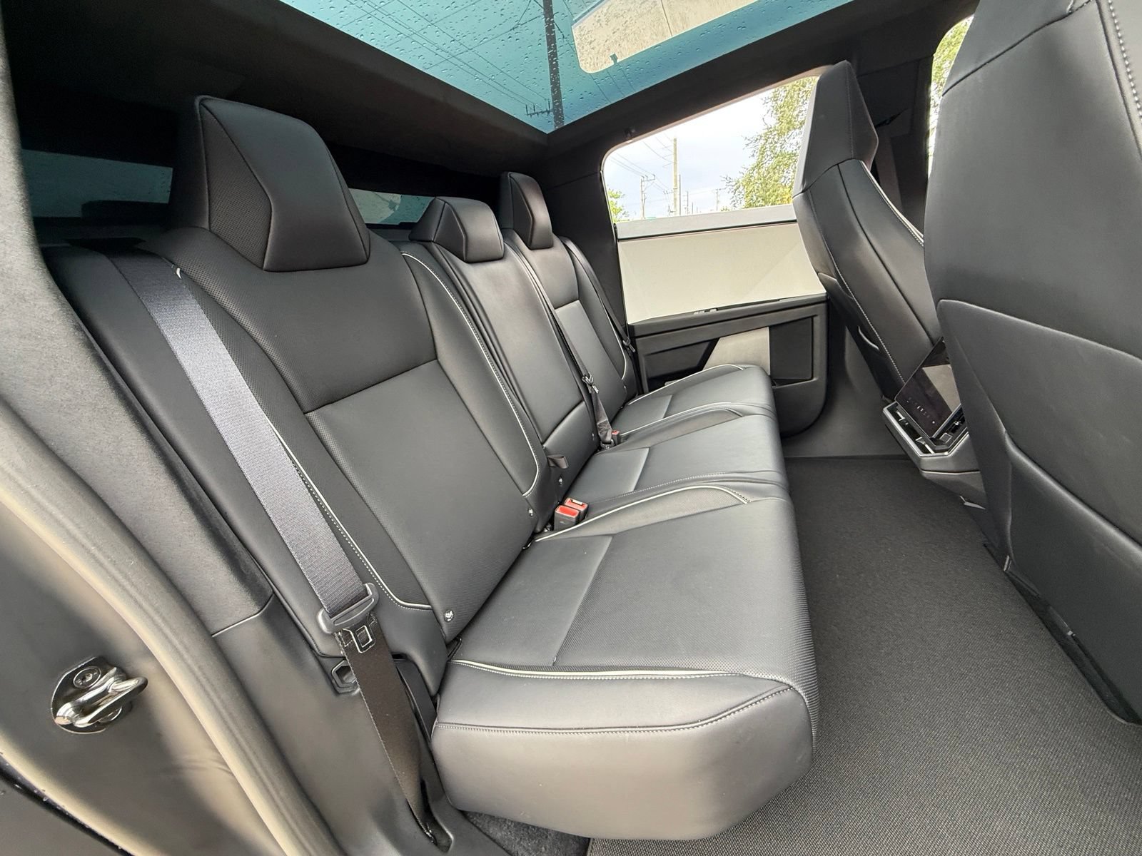 Used 2024 Tesla Cybertruck AWD Crew Cab image 21
