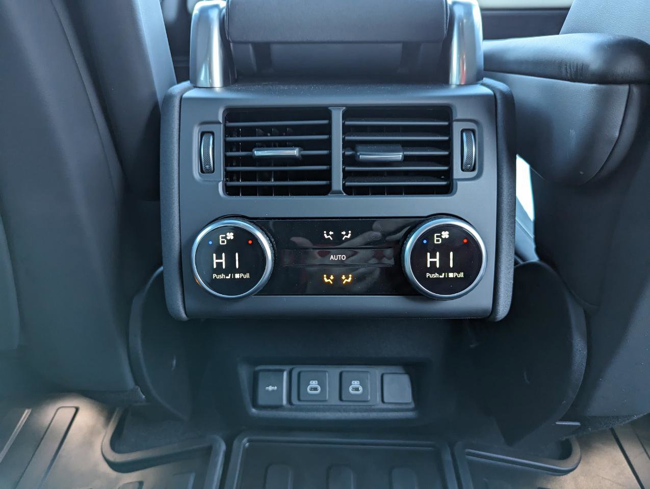 Used 2024 Land Rover Discovery Dynamic SE image 33