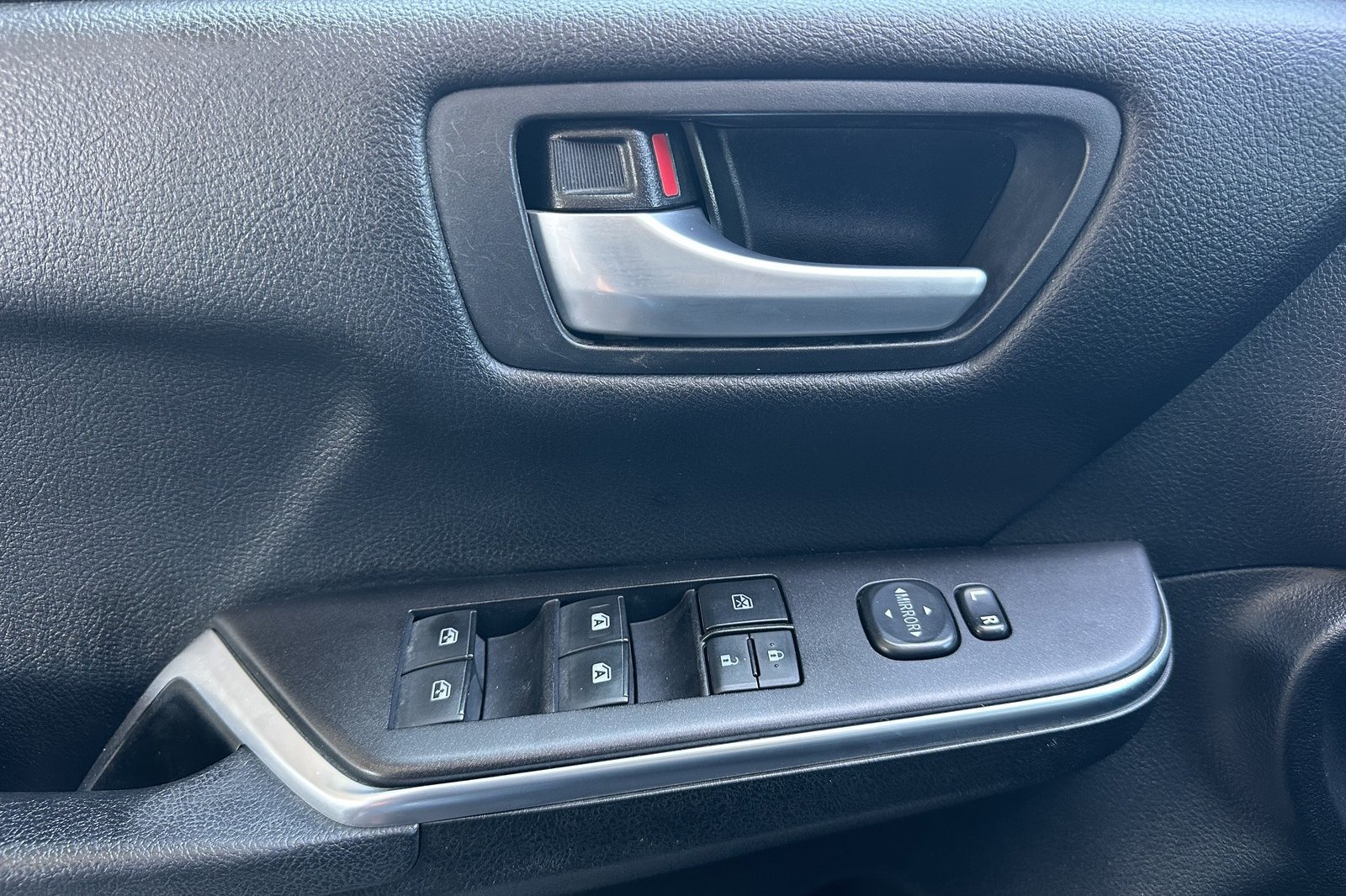Used 2017 Toyota Camry SE FWD image 11