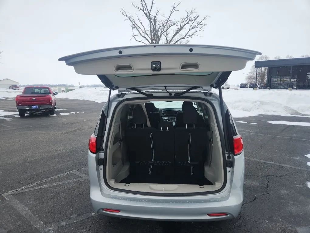 Used 2024 Chrysler Voyager LX image 9