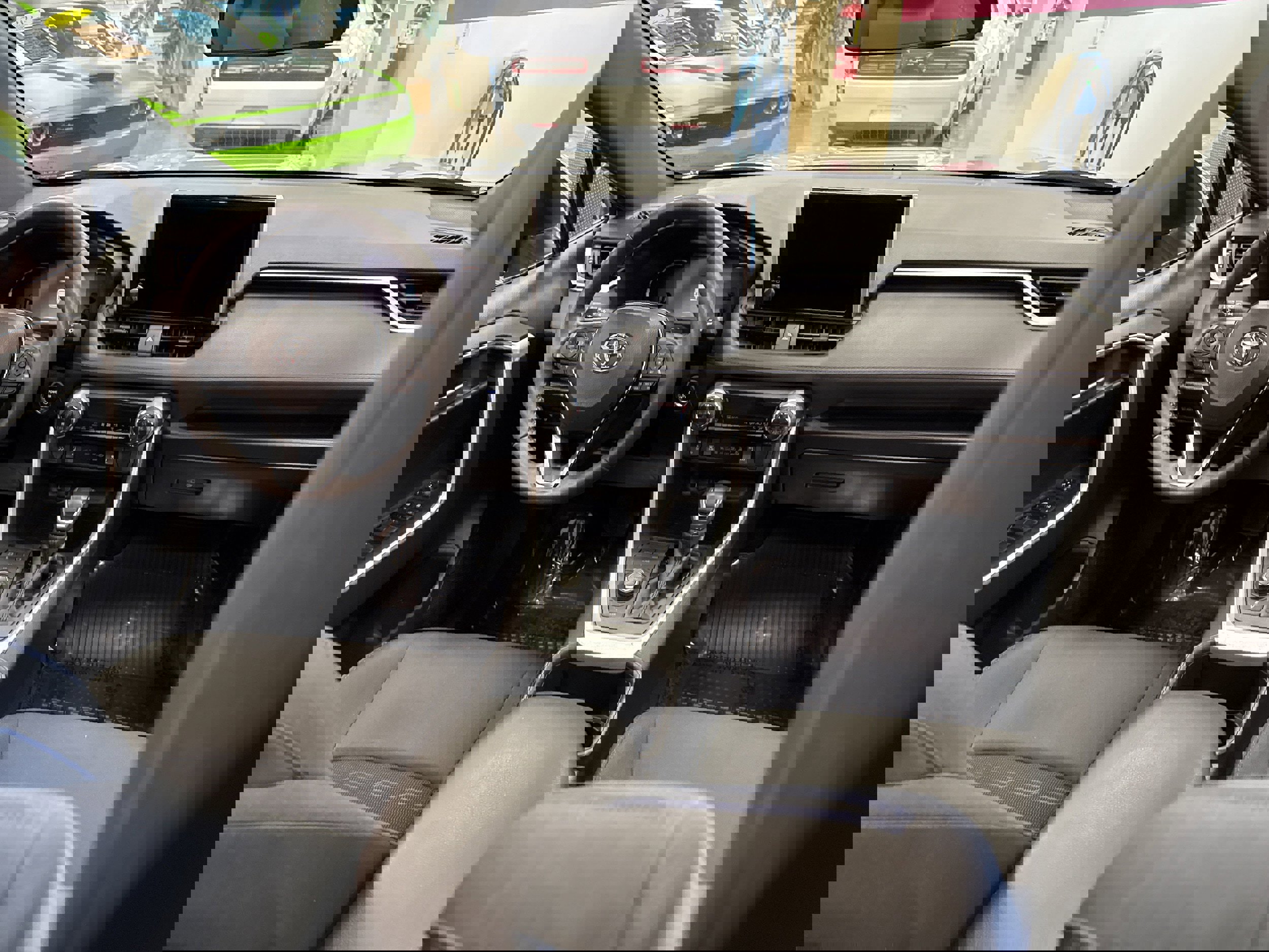 Used 2024 Toyota RAV4 SE w/ Convenience Package image 21