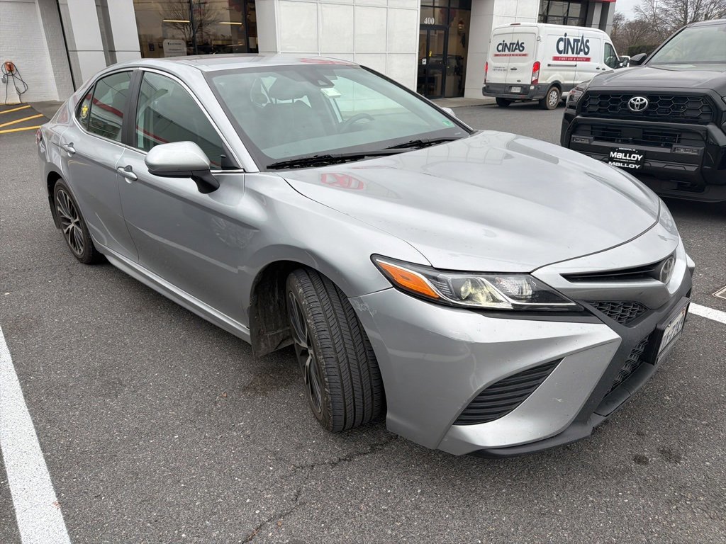 Used 2020 Toyota Camry SE image 2