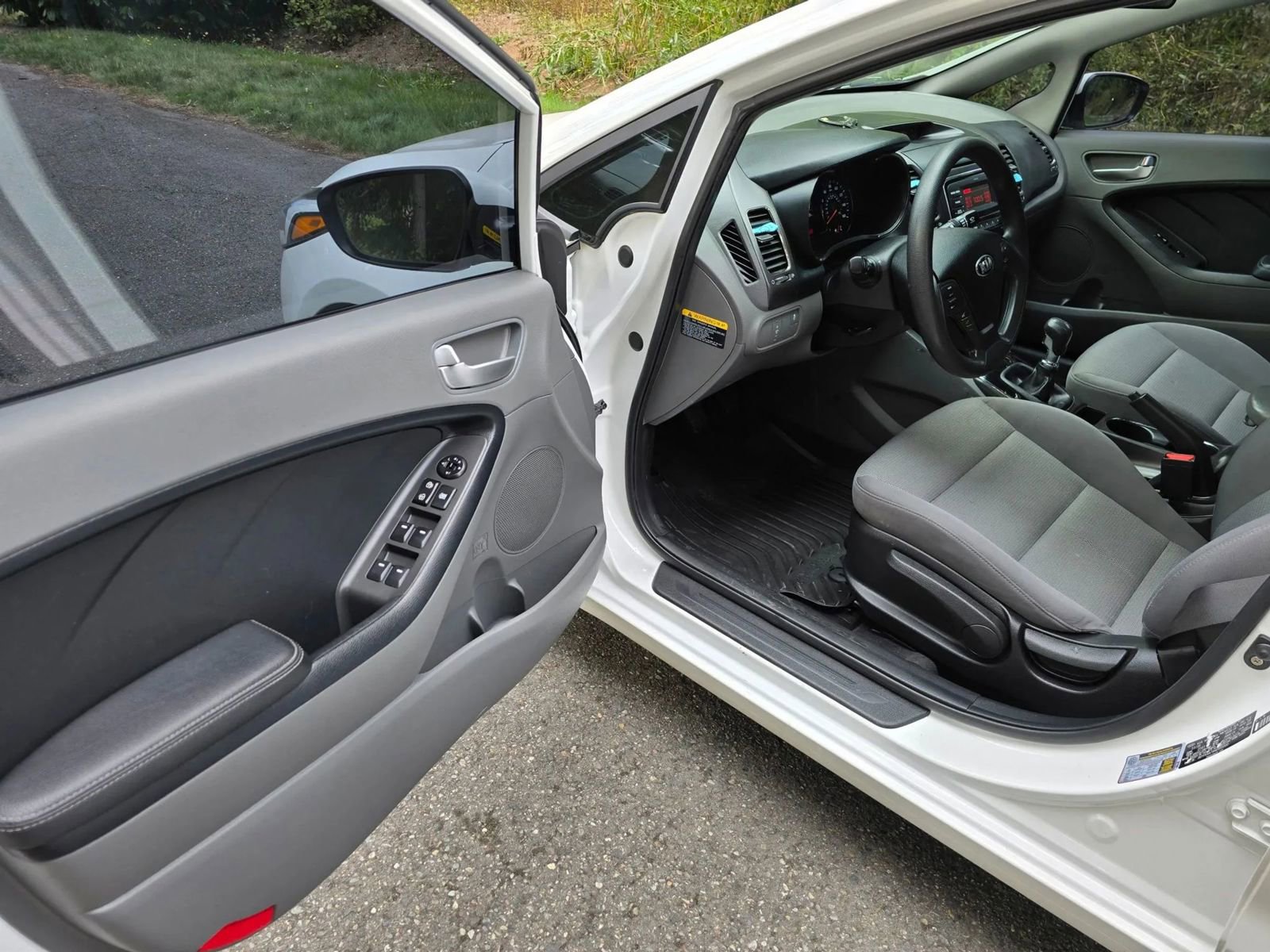 Used 2017 Kia Forte LX image 18