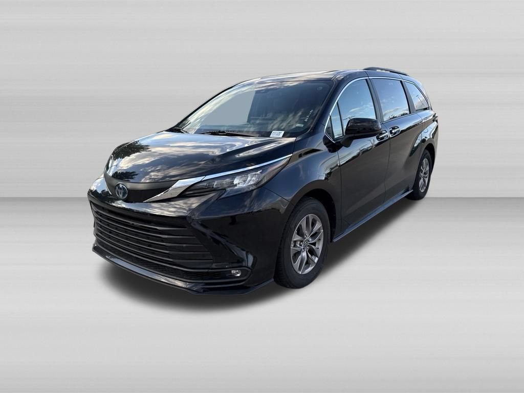 Used 2025 Toyota Sienna XLE FWD image 12