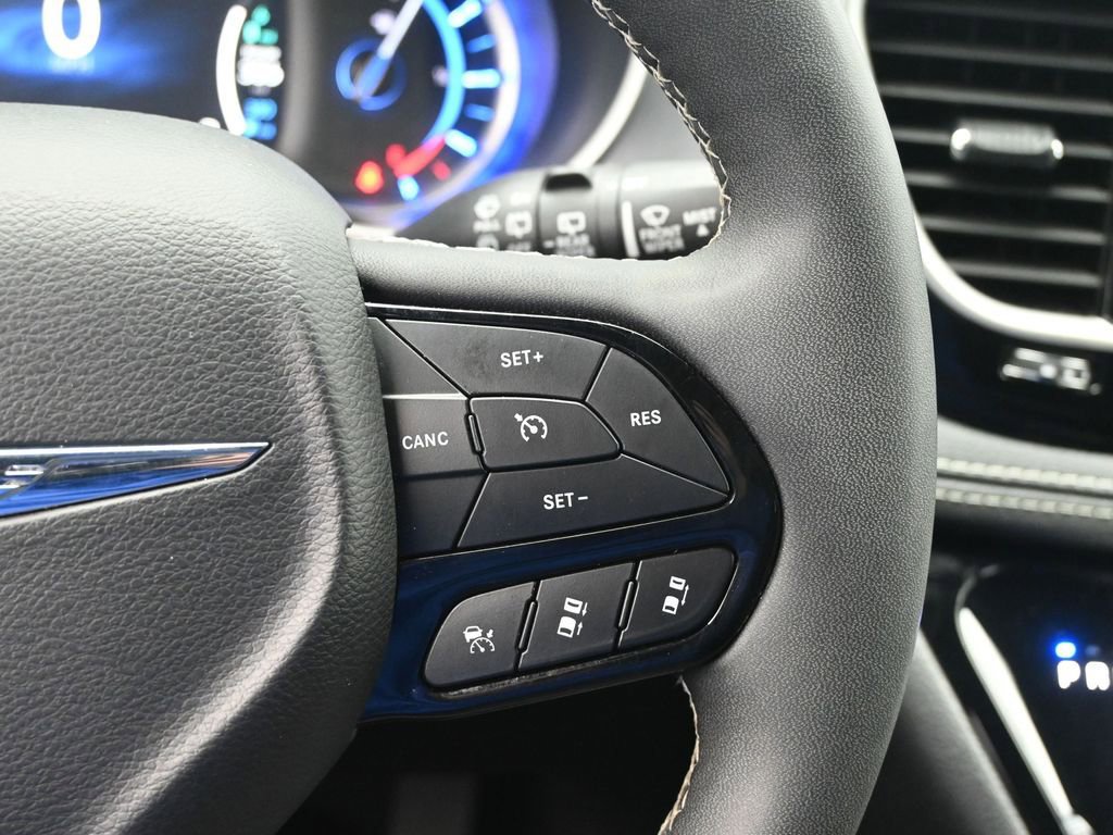 Used 2024 Chrysler Pacifica Select image 12