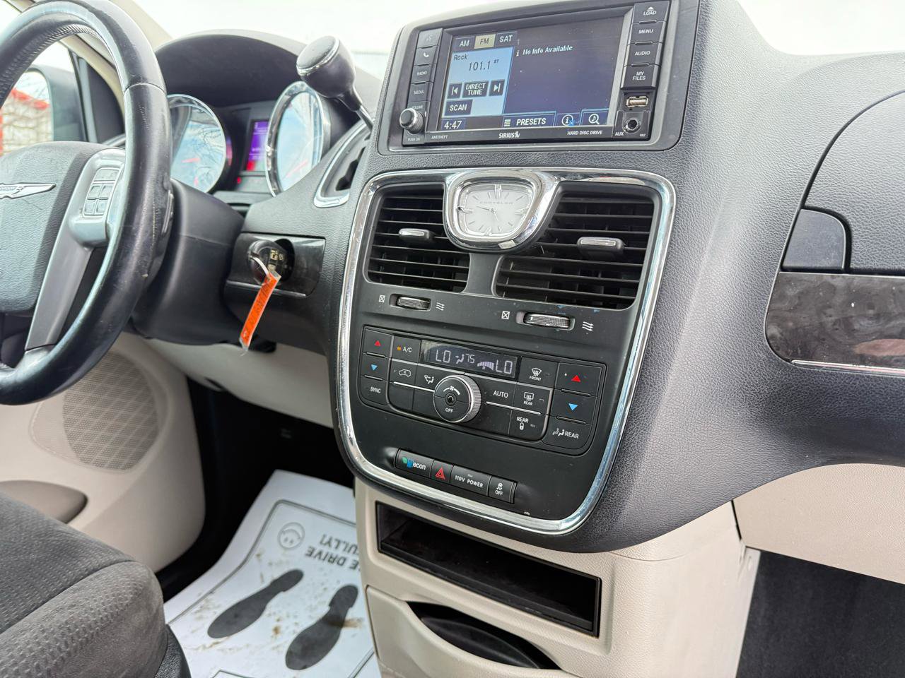 Used 2012 Chrysler Town & Country Touring image 19