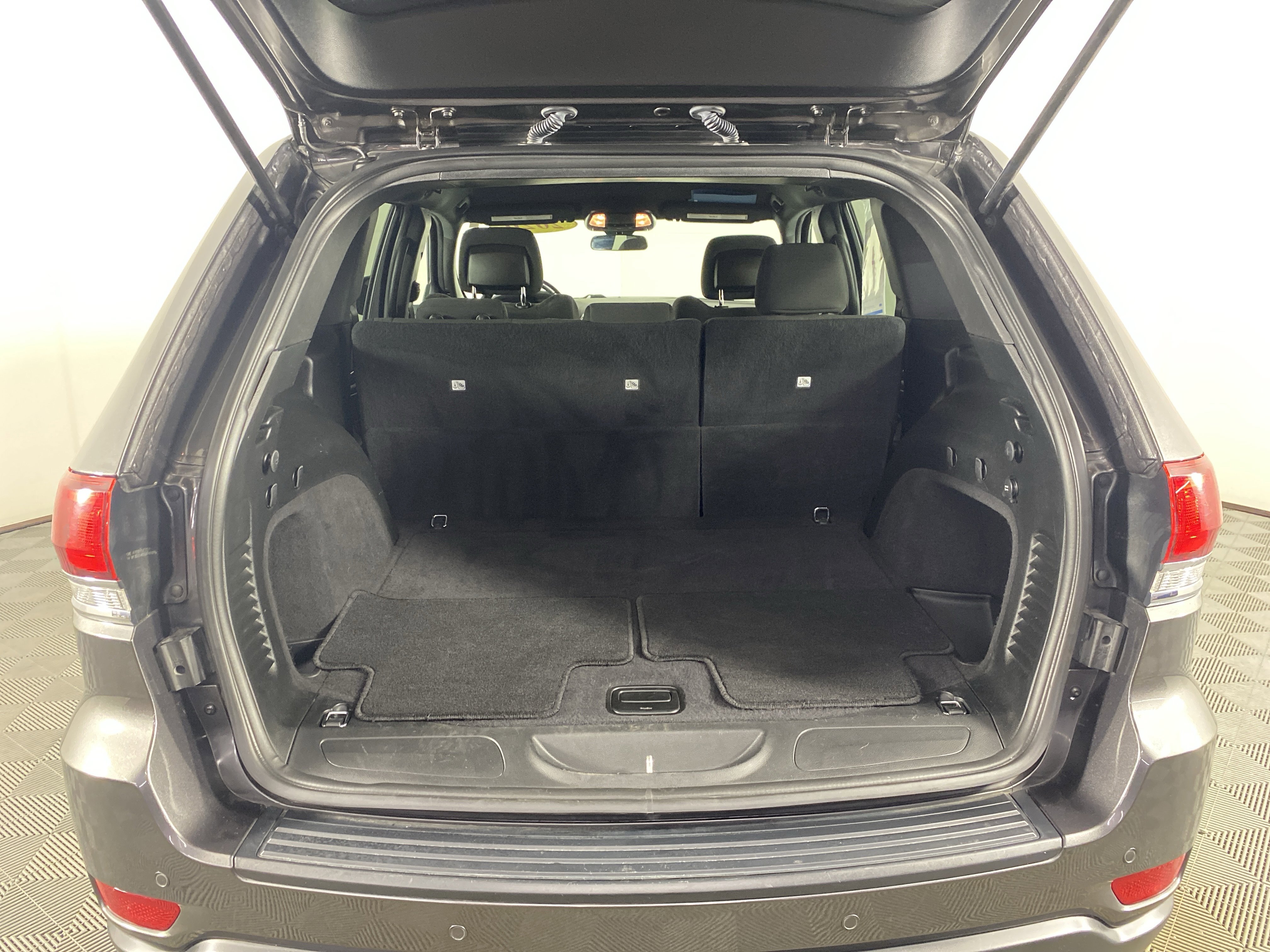 Used 2020 Jeep Grand Cherokee Laredo AWD/4WD image 30
