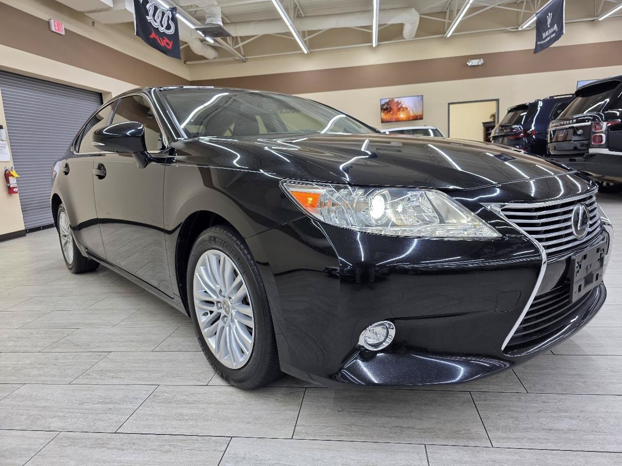 Used 2015 Lexus ES 350 w/ Luxury Package FWD image 4