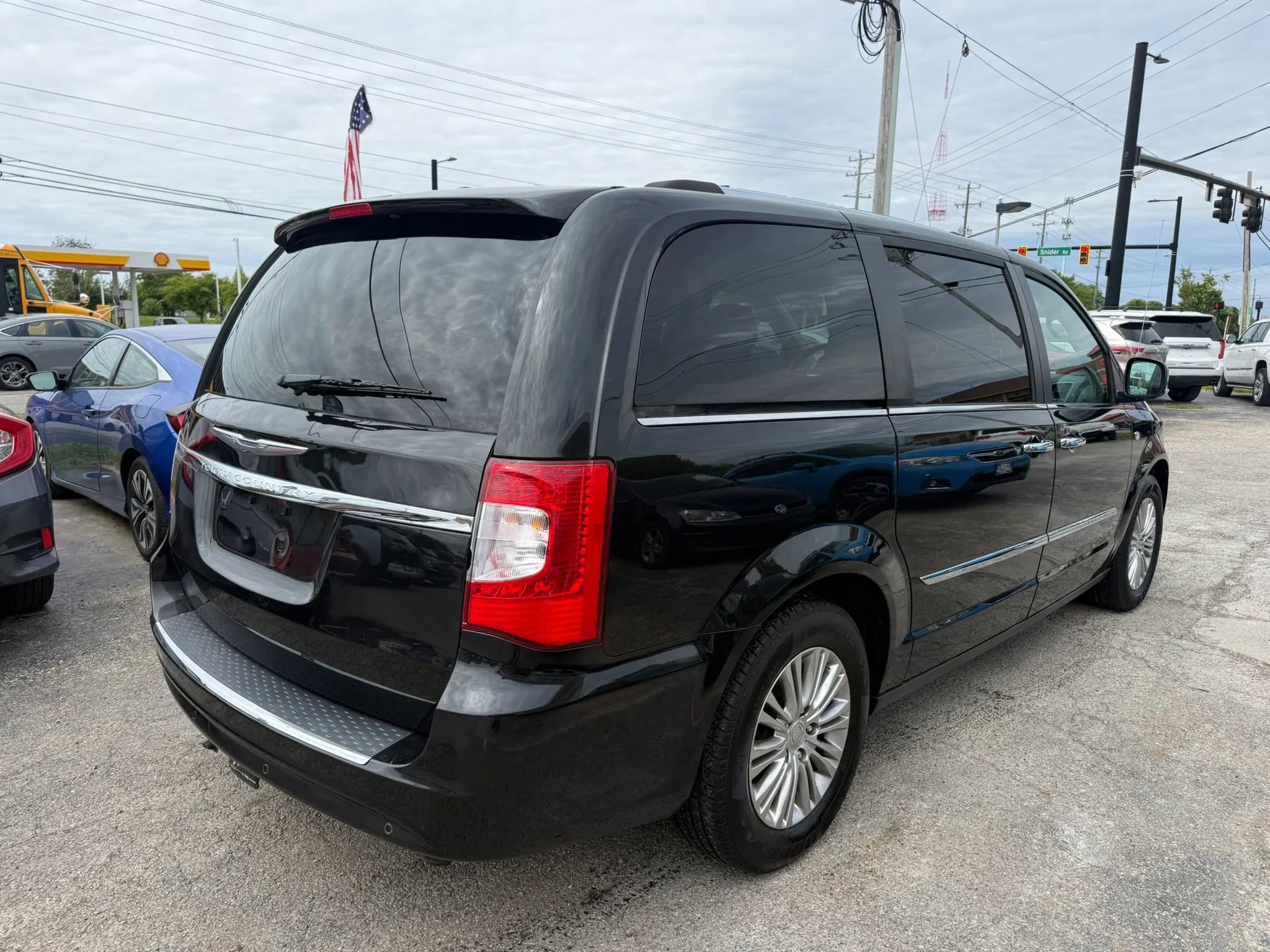 Used 2014 Chrysler Town & Country Touring-L FWD image 5