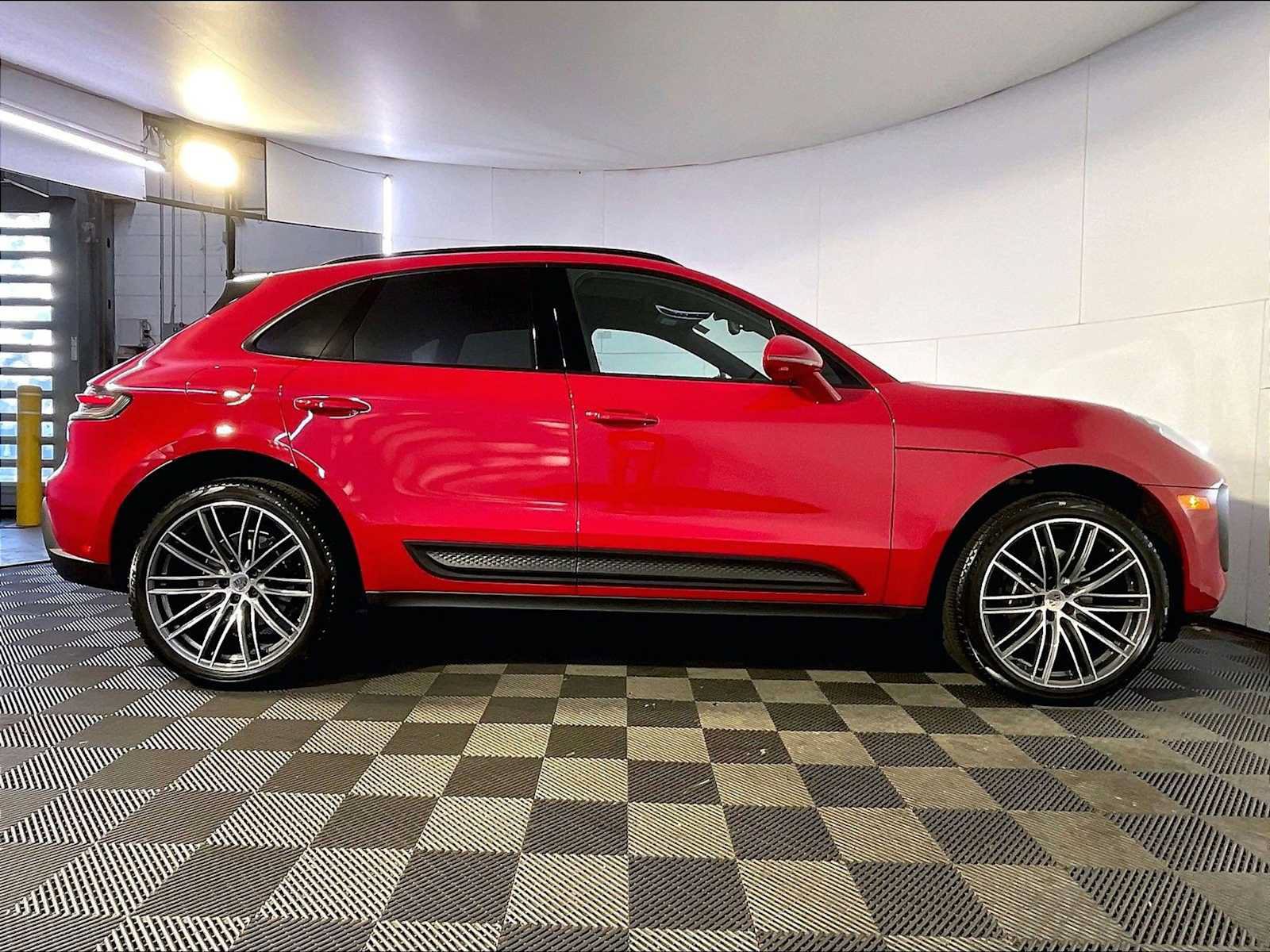 Certified 2023 Porsche Macan AWD/4WD image 8