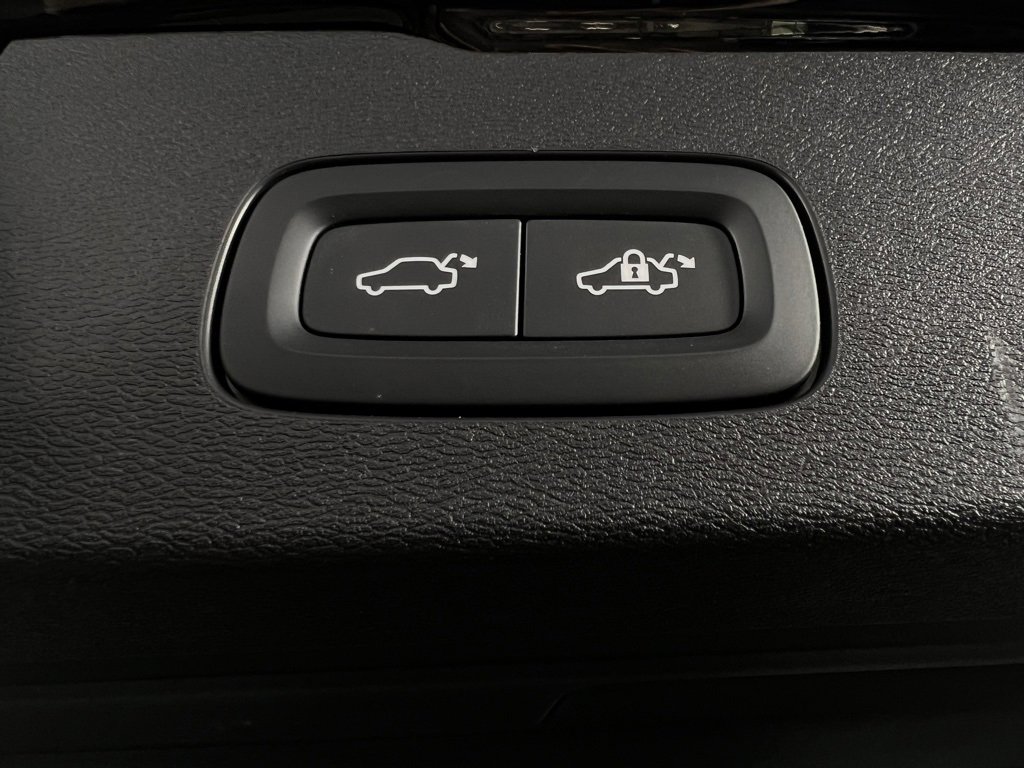 Used 2025 Volvo V60 B5 Cross Country Plus image 30