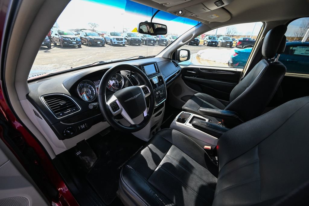 Used 2016 Chrysler Town & Country Touring w/ Driver Convenience Group image 18