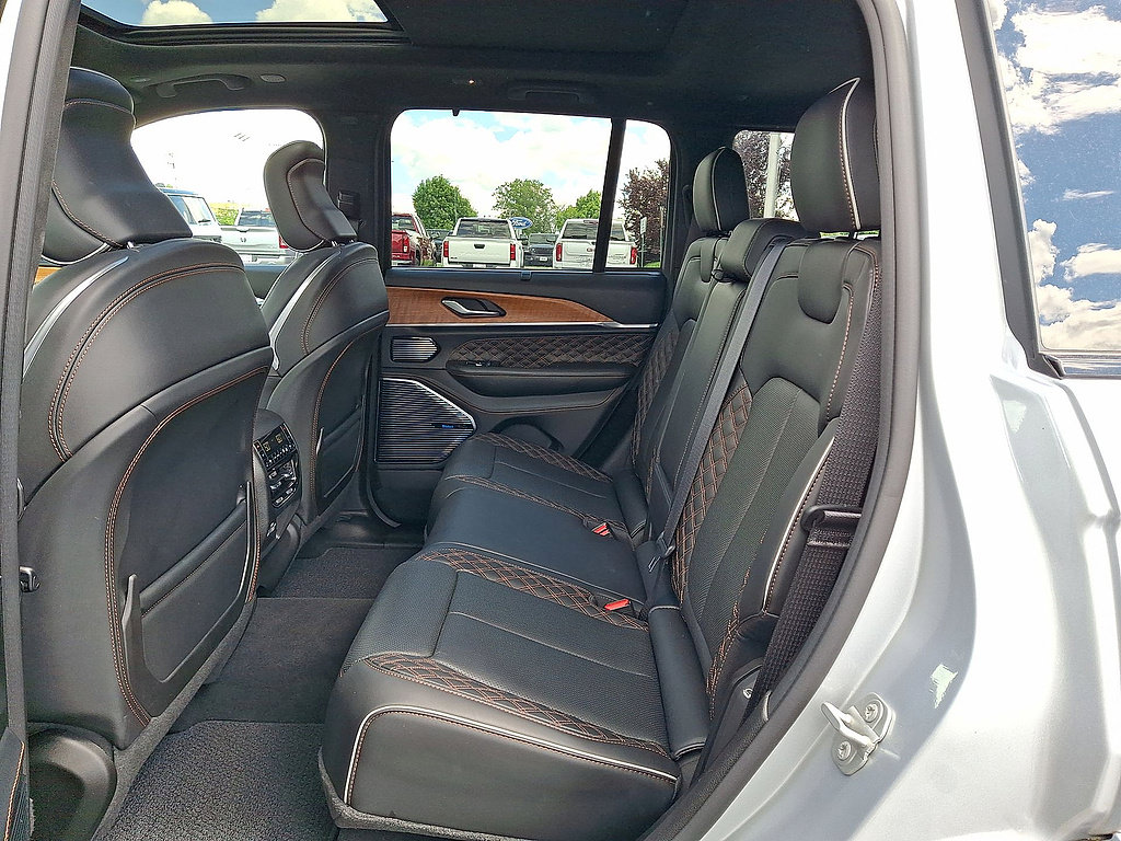 Used 2024 Jeep Grand Cherokee Summit AWD/4WD image 26