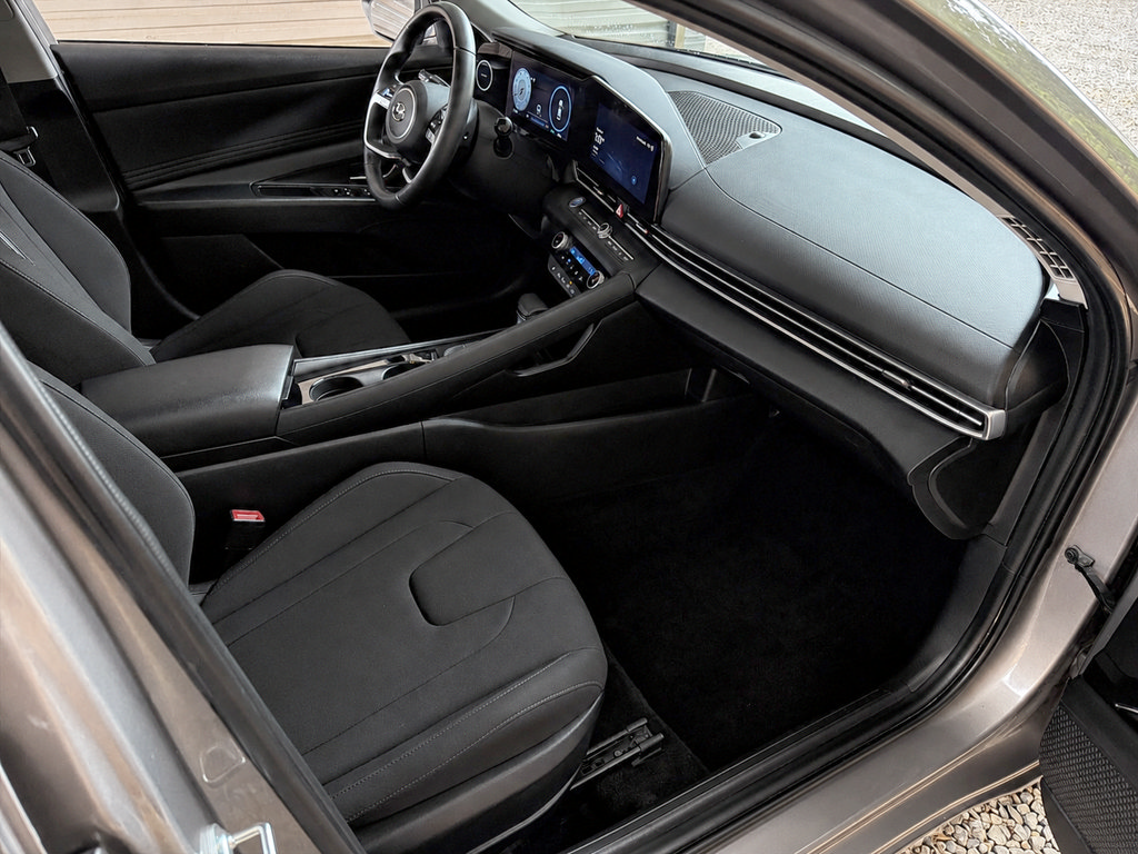 Used 2023 Hyundai Elantra SEL w/ Convenience Package FWD image 28