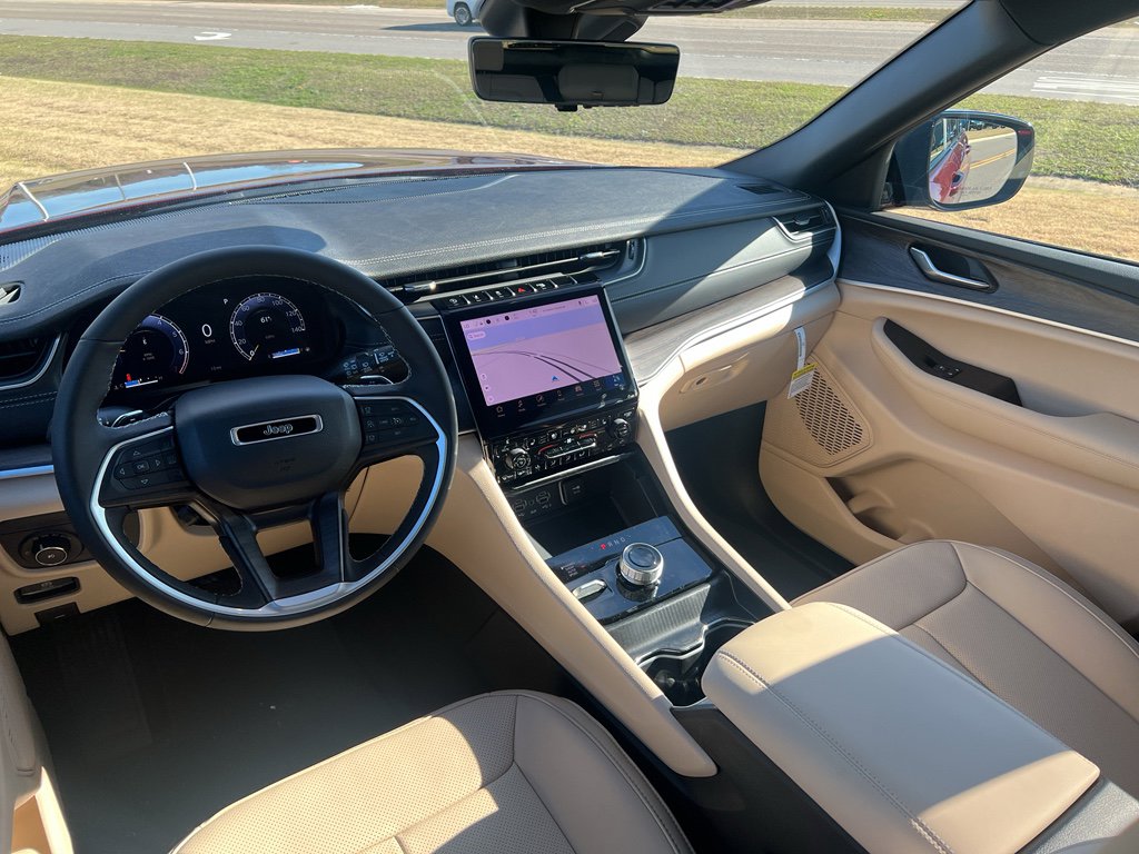 New 2025 Jeep Grand Cherokee Limited w/ Luxury Tech Group II AWD/4WD image 14