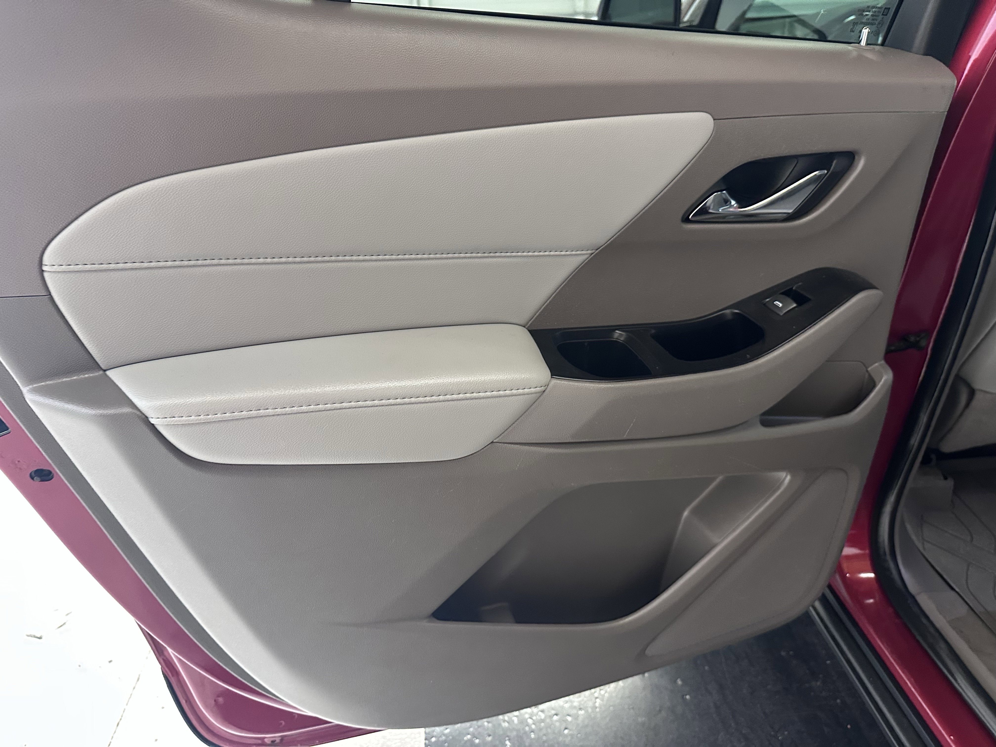 Used 2020 Chevrolet Traverse LT w/ LT Premium Package FWD image 23