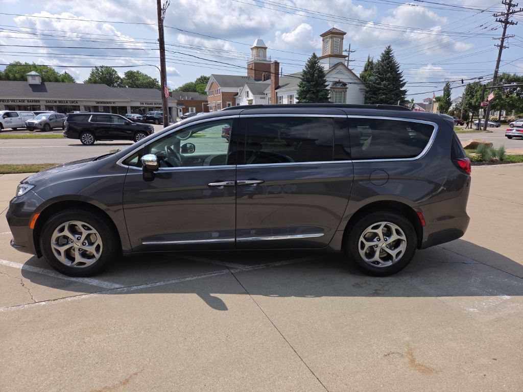 Certified 2023 Chrysler Pacifica Limited w/ Uconnect Theater Family Group AWD/4WD image 7