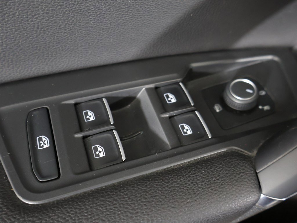 Used 2020 Volkswagen Tiguan SE image 36