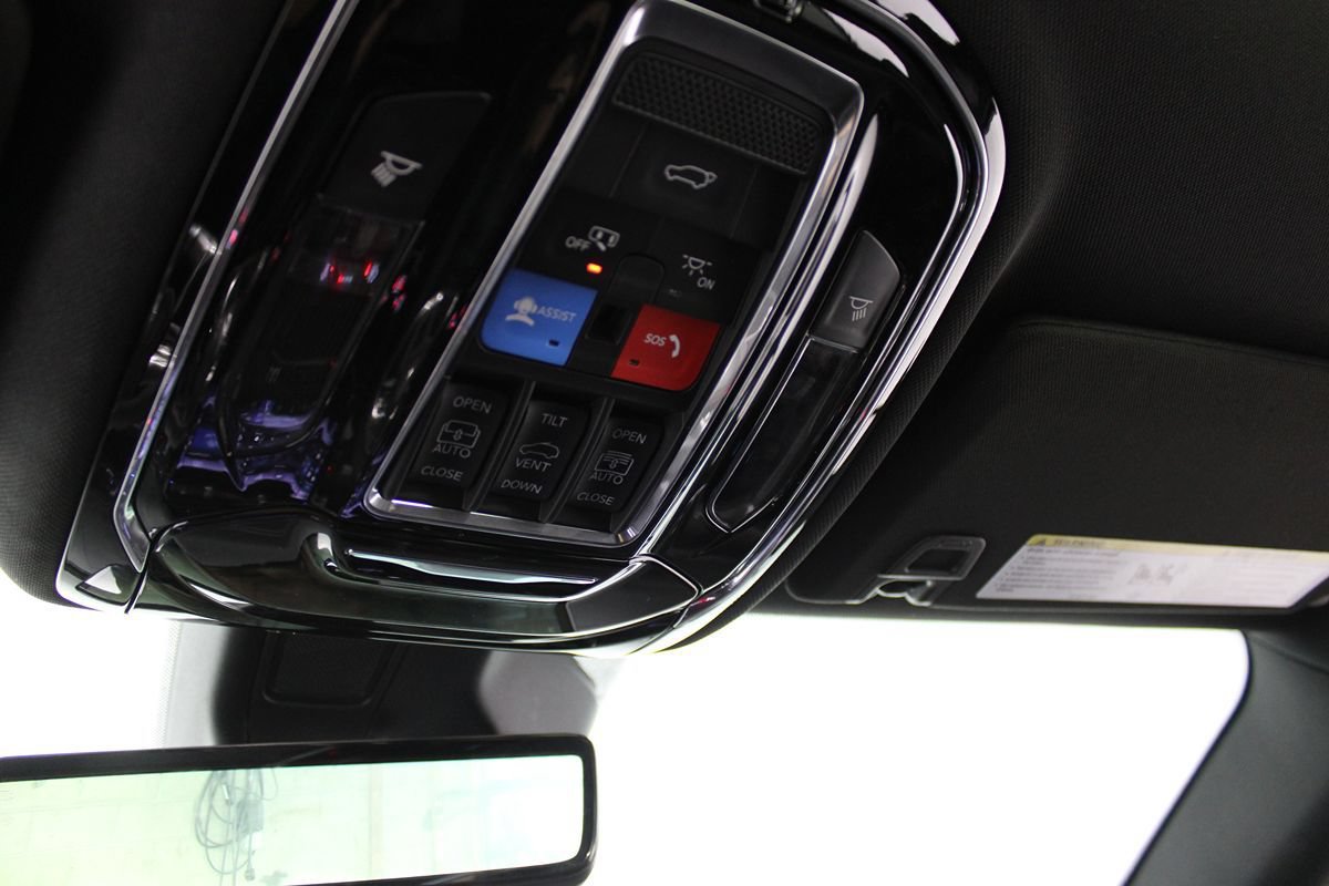 Used 2022 Jeep Grand Cherokee Overland w/ Luxury Tech Group IV AWD/4WD image 28