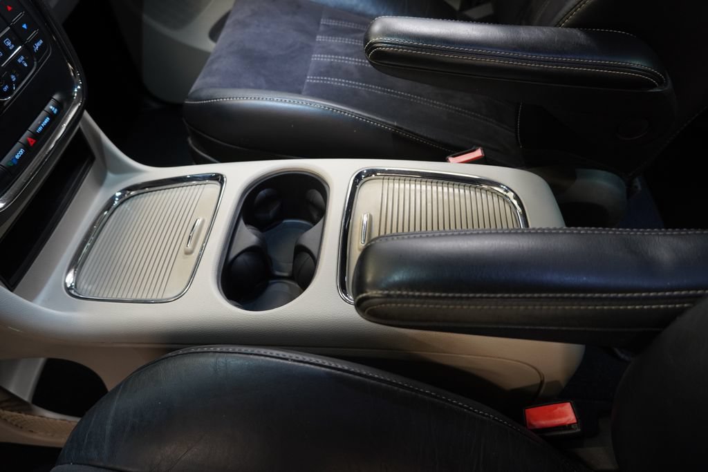 Used 2014 Chrysler Town & Country Touring-L FWD image 24