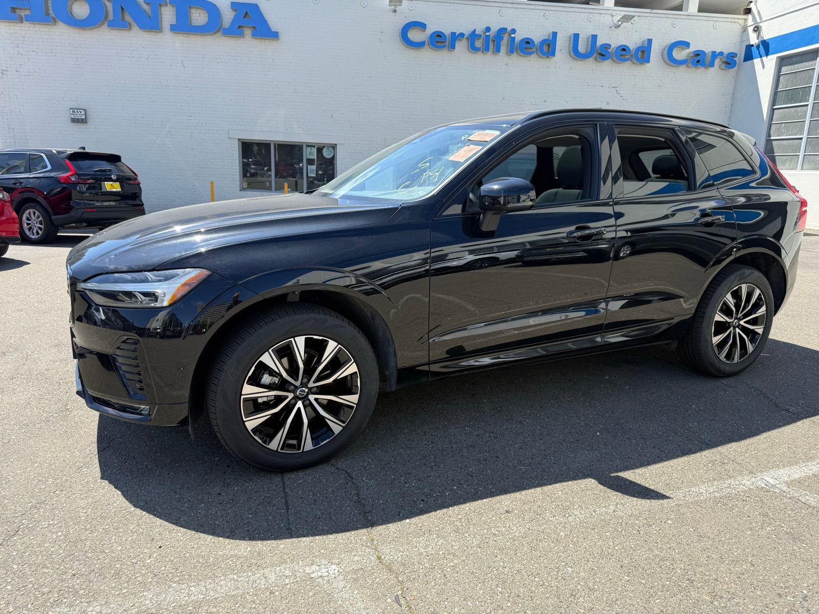 Used 2025 Volvo XC60 B5 Plus image 2