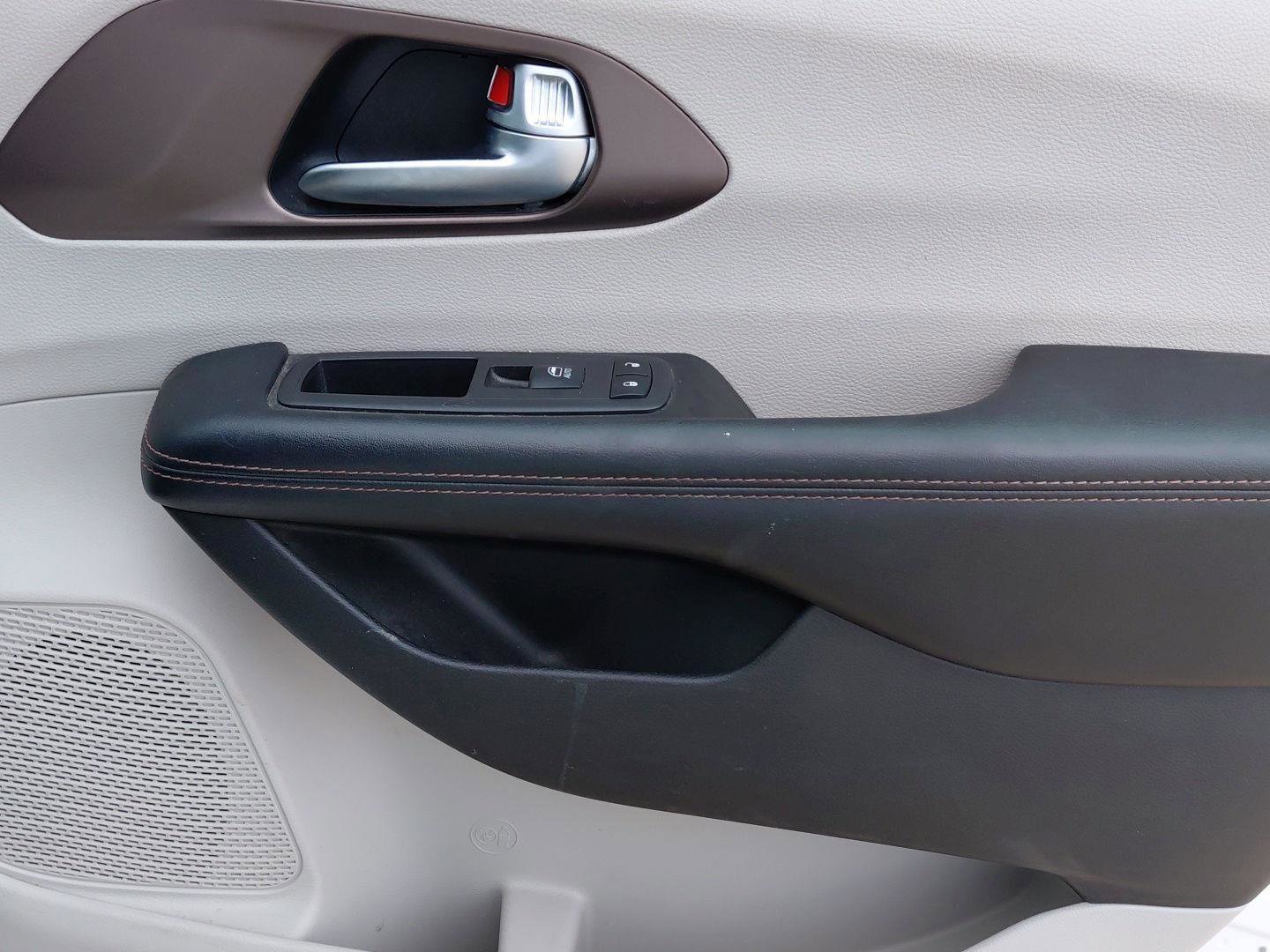 Used 2019 Chrysler Pacifica Touring-L Plus w/ Tire & Wheel Group FWD image 14