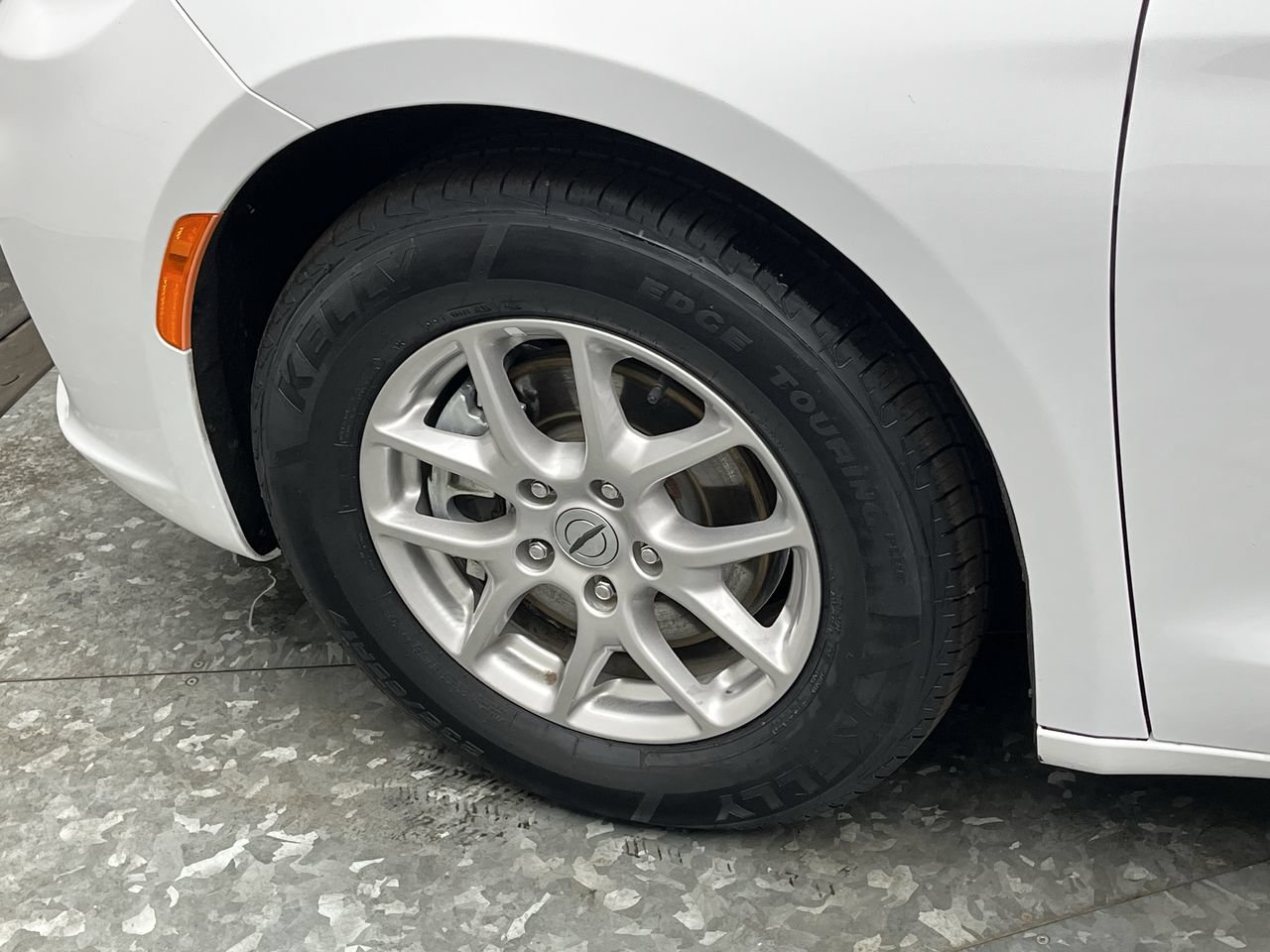 Used 2024 Chrysler Pacifica Touring-L FWD image 31