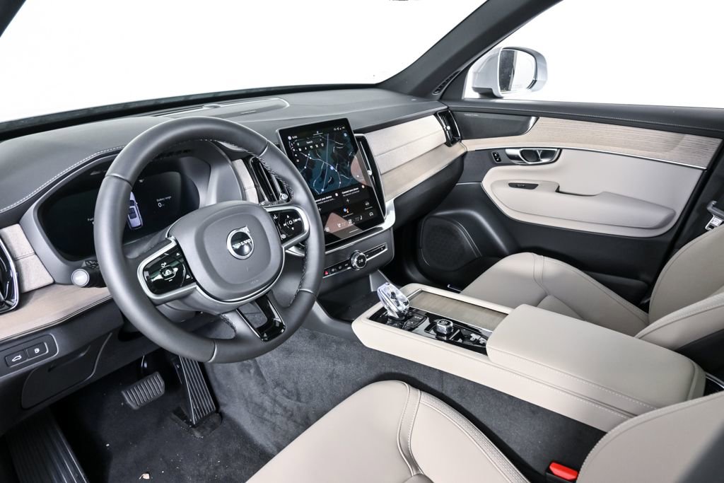 New 2026 Volvo XC90 T8 Plus w/ Protection Package image 4