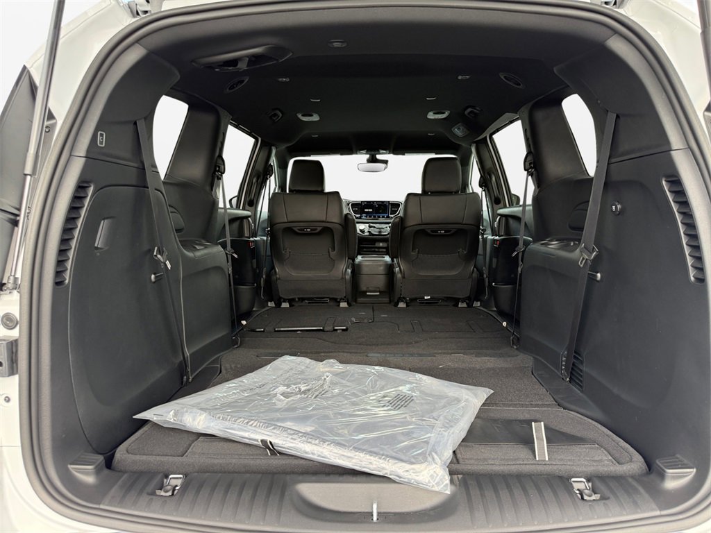 New 2026 Chrysler Pacifica Select image 18
